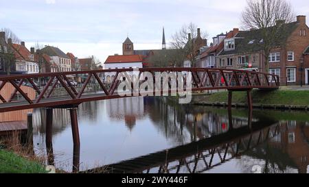 Sluis, regione delle Fiandre Zeelandiche, Paesi Bassi, febbraio 27 2024 Vista sul ponte pedonale sopra l'area del vecchio porto nella storica città di Sluis su una Foto Stock