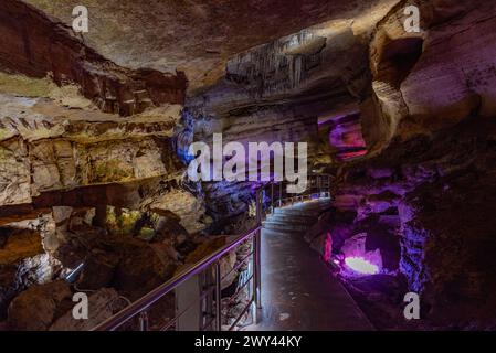 Grotte d'Imerezia nella riserva naturale di Sataplia vicino a Kutaisi, Georgia Foto Stock