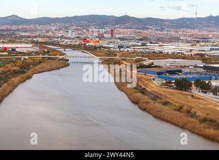 Vista panoramica aerea della città di Barcellona e del fiume El Llobregat Foto Stock