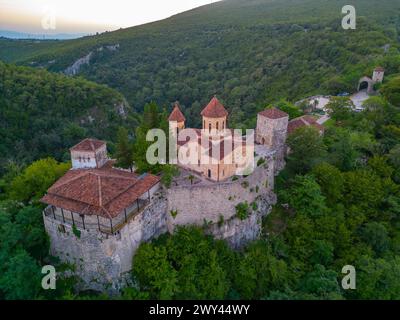 Vista al tramonto del monastero di Motsameta in Georgia Foto Stock