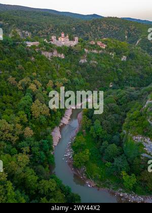 Vista al tramonto del monastero di Motsameta in Georgia Foto Stock