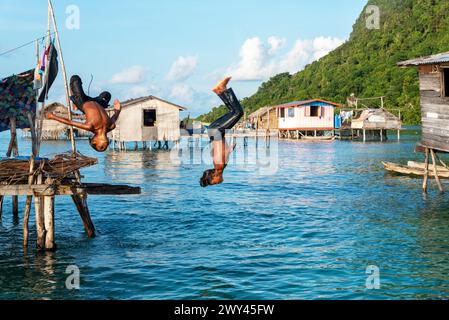 Semporna, Malesia - 20 novembre 2021: I bambini di Bajau Laut giocano in acqua Foto Stock