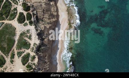 Drone che vola sopra una bellissima spiaggia Foto Stock