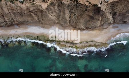 Drone che vola sopra una bellissima spiaggia Foto Stock