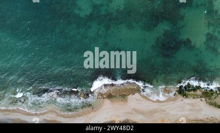 Drone che vola sopra una bellissima spiaggia Foto Stock