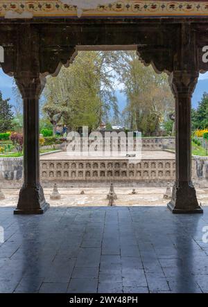 Padiglione di marmo, Shalimar Bagh, giardino moghul, XVII secolo, Srinagar, Kashmir, India Foto Stock