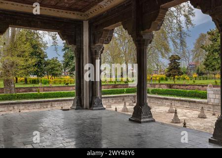 Padiglione di marmo, Shalimar Bagh, giardino moghul, XVII secolo, Srinagar, Kashmir, India Foto Stock