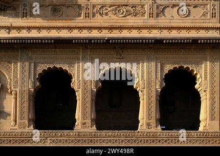 Vista del forte Maheshwar (forte Ahilya), il Maharani Ahilyabai Holkar governò qui dal 1765 al 1796 e costruì Ahilya Wada, le sue residenze personali, questo Foto Stock