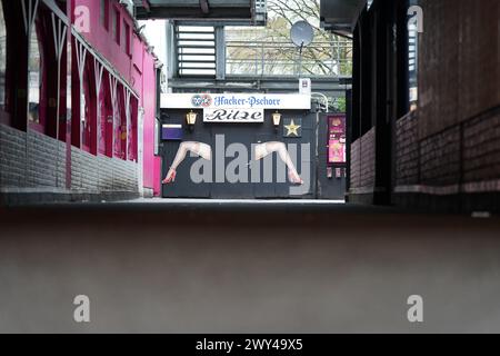 Amburgo, Germania. 3 aprile 2024. Vista della porta d'ingresso del bar alla moda "Zur Ritze" sulla Reeperbahn in St Quartiere di Pauli. Crediti: Marcus Brandt/dpa/Alamy Live News Foto Stock