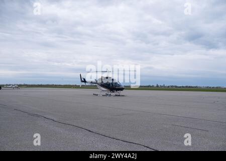 Elicottero sulla pista all'aeroporto del distretto di Niagara a Niagara-on-the-Lake, Canada, il 7 maggio 2023. Aeroporto Helicoptere sur la piste du Niagara District Foto Stock