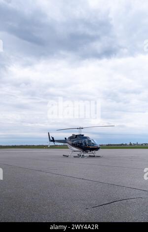 Elicottero sulla pista all'aeroporto del distretto di Niagara a Niagara-on-the-Lake, Canada, il 7 maggio 2023. Aeroporto Helicoptere sur la piste du Niagara District Foto Stock