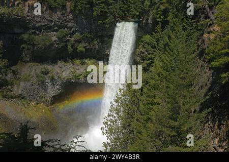 Le Brandywine Falls sgorgano, mentre un arcobaleno si forma vicino al fondo delle cascate Foto Stock