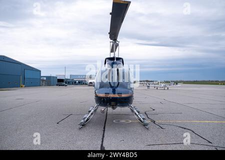 Elicottero sulla pista all'aeroporto del distretto di Niagara a Niagara-on-the-Lake, Canada, il 7 maggio 2023. Aeroporto Helicoptere sur la piste du Niagara District Foto Stock