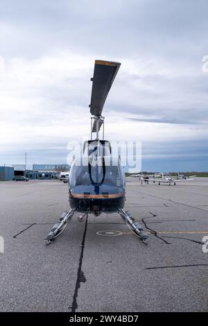 Elicottero sulla pista all'aeroporto del distretto di Niagara a Niagara-on-the-Lake, Canada, il 7 maggio 2023. Aeroporto Helicoptere sur la piste du Niagara District Foto Stock