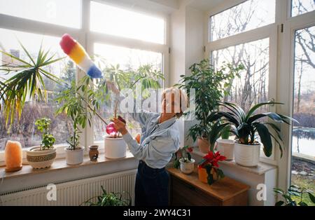 Andrea Kathrin Loewig, deutsche Schauspielerin und Synchronsprecherin, zuhause beim Frühjahrsputz, Deutschland 2002. Foto Stock