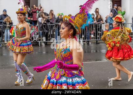 Ballerini boliviani in costumi dai colori vivaci che partecipano alla processione della sfilata del giorno di San Patrizio a Londra. Foto Stock