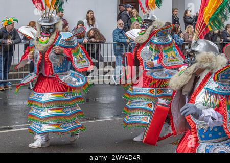 Ballerini boliviani in costumi dai colori vivaci che partecipano alla processione della sfilata del giorno di San Patrizio a Londra. Foto Stock