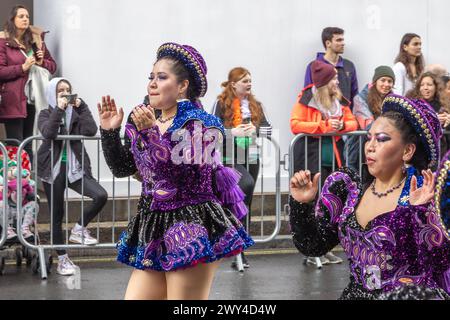 Ballerini boliviani in costumi dai colori vivaci che partecipano alla processione della sfilata del giorno di San Patrizio a Londra. Foto Stock