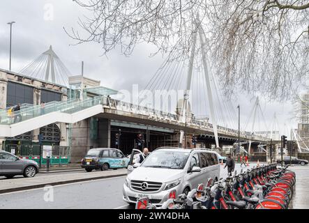 Una vista dalla strada del Golden Jubilee Bridge mentre attraversa il Tamigi. Pedoni che attraversano il Tamigi sul Golden Jubilee Bridge. Foto Stock