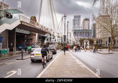 Una vista dalla strada del Golden Jubilee Bridge mentre attraversa il Tamigi. Pedoni che attraversano il Tamigi sul Golden Jubilee Bridge. Foto Stock