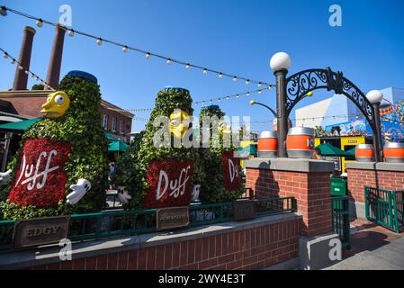 Ingresso al Duff Brewery Beer Garden a Springfield, sede dei Simpson - Universal Studios Hollywood, Los Angeles, California Foto Stock