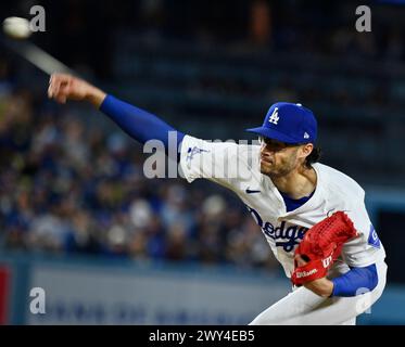 Los Angeles, Stati Uniti. 3 aprile 2024. Il lanciatore dei Los Angeles Dodgers Joe Kelly consegna durante il settimo inning contro i San Francisco Giants al Dodger Stadium di Los Angeles mercoledì 3 aprile 2024. Foto di Jim Ruymen/UPI credito: UPI/Alamy Live News Foto Stock
