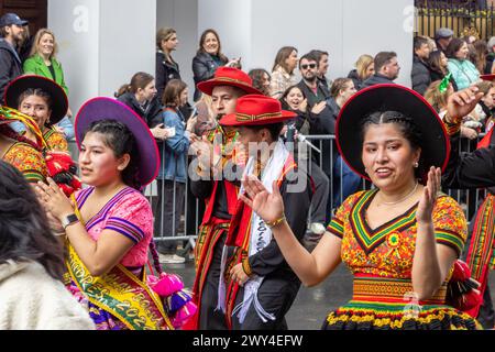 Ballerini boliviani in costumi dai colori vivaci che partecipano alla processione della sfilata del giorno di San Patrizio a Londra. Foto Stock