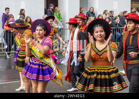 Ballerini boliviani in costumi dai colori vivaci che partecipano alla processione della sfilata del giorno di San Patrizio a Londra. Foto Stock