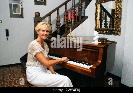 Helena Vondrackova, tschechische Sängerin, Schauspielerin und Musicaldarstellerin, zuhause am Klavier, Deutschland 1995. Foto Stock