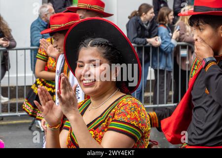 Ballerini boliviani in costumi dai colori vivaci che partecipano alla processione della sfilata del giorno di San Patrizio a Londra. Foto Stock