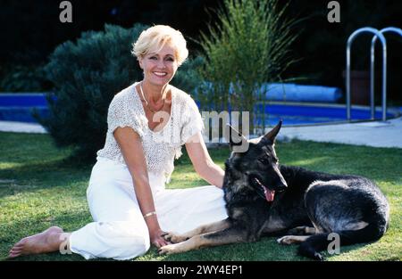 Helena Vondrackova, tschechische Sängerin, Schauspielerin und Musicaldarstellerin, zuhause mit Schäferhund, Deutschland 1995. Foto Stock