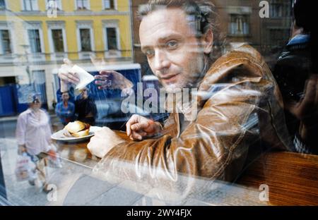 Bernhard Schir, Österreichischer Schauspieler, hinter der Fensterscheibe eines Restaurants a Berlino, Deutschland 1998. Foto Stock