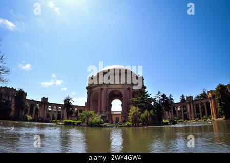 Il Palazzo delle Belle Arti vicino alla sua laguna in un giorno d'estate - San Francisco, California Foto Stock