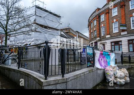 Leatherhead Surrey, Regno Unito, 3 aprile 2024, rinnovo del centro città e rifiuti non raccolti sulla strada senza persone Foto Stock