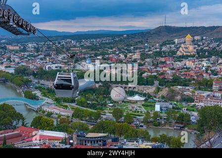 Funivia che passa sopra Tbilisi in Georgia Foto Stock