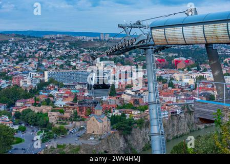 Funivia che passa sopra Tbilisi in Georgia Foto Stock