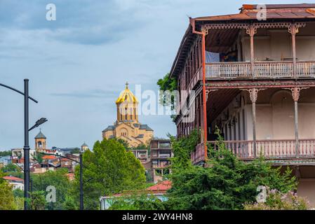 Balconi colorati di case storiche a Tbilisi, Georgia Foto Stock