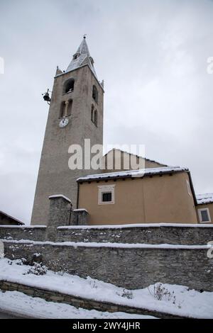 Vista della chiesa di Saint Michel a Lanslevillard, Francia Foto Stock