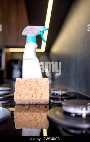 Spugna Orenge e strumenti per la cottura a gas in cucina Foto Stock