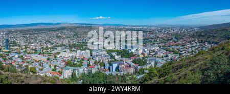 Vista panoramica di Tbilisi dalla collina Mtatsminda in Georgia Foto Stock