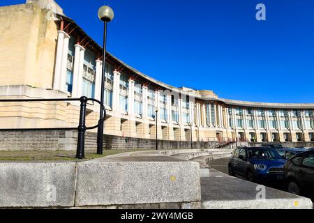 Bristol, Inghilterra - 28 marzo 2024: Anfiteatro di Bristol e Waterfront Square in una giornata di sole Foto Stock