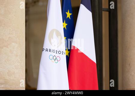 Alexis Sciard/IP3; Parigi, Francia, 4 aprile 2024 - il Palazzo Elysee espone bandiere nei colori dei Giochi Olimpici all'ingresso JO, JEUX OLYMPIQUES, GIOCHI OLIMPICI, PARIGI 2024 crediti: MAXPPP/Alamy Live News Foto Stock