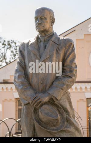 Ihor Sikorsky, ingegnere e progettista di aeromobili ucraino. Monumento in bronzo. Ucraina, Kiev - 27 marzo 2024. Foto Stock