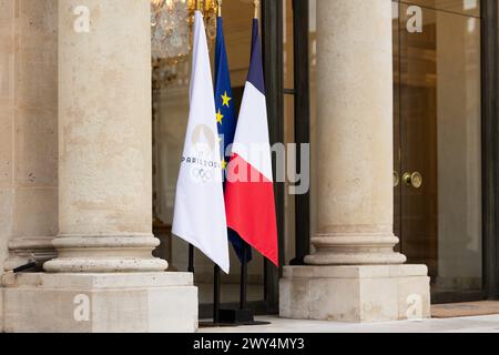 Alexis Sciard/IP3; Parigi, Francia, 4 aprile 2024 - il Palazzo Elysee espone bandiere nei colori dei Giochi Olimpici all'ingresso JO, JEUX OLYMPIQUES, GIOCHI OLIMPICI, PARIGI 2024 crediti: MAXPPP/Alamy Live News Foto Stock