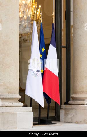 Alexis Sciard/IP3; Parigi, Francia, 4 aprile 2024 - il Palazzo Elysee espone bandiere nei colori dei Giochi Olimpici all'ingresso JO, JEUX OLYMPIQUES, GIOCHI OLIMPICI, PARIGI 2024 crediti: MAXPPP/Alamy Live News Foto Stock