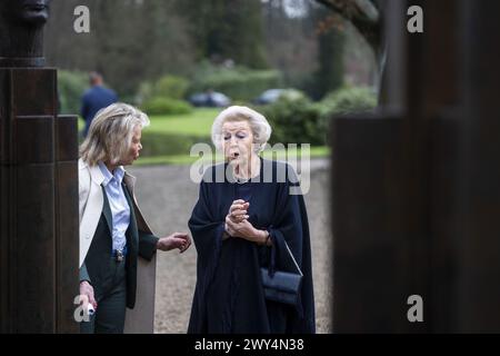 BAARN - la Principessa Beatrix, insieme a Maya Meijer Bergmans, svela la statua in bronzo "la famiglia reale" nel parco del Palazzo Soestdijk. Il ritratto di gruppo è stato realizzato nel 1996 dallo scultore Arthur Spronken e consiste nei ritratti della principessa Beatrice, del principe Claus e dei loro tre figli. ANP JEROEN JUMELET netherlands Out - belgio Out crediti: ANP/Alamy Live News Foto Stock