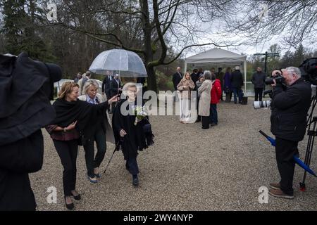 BAARN - la Principessa Beatrice svela la statua di bronzo "la famiglia reale" nel parco del Palazzo Soestdijk. Il ritratto di gruppo è stato realizzato nel 1996 dallo scultore Arthur Spronken e consiste nei ritratti della principessa Beatrice, del principe Claus e dei loro tre figli. ANP JEROEN JUMELET netherlands Out - belgio Out crediti: ANP/Alamy Live News Foto Stock