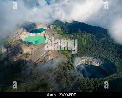 Una vista aerea dei laghi crateri del Parco Nazionale di Kelimutu sull'isola Flores, Indonesia. Foto Stock