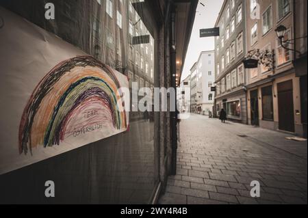 Verlassene Getreidegasse und Salzburger Innenstadt im Zuge è chiuso a der Corona Pandemie 2020 am 25.03.2020. // Getreidegasse e il centro di Salisburgo abbandonati come parte di un blocco nella pandemia di Corona 2020 il 25 marzo 2020. - 20200325 PD15432 credito: APA-defacto Datenbank und ContentManagement GmbH/Alamy Live News Foto Stock