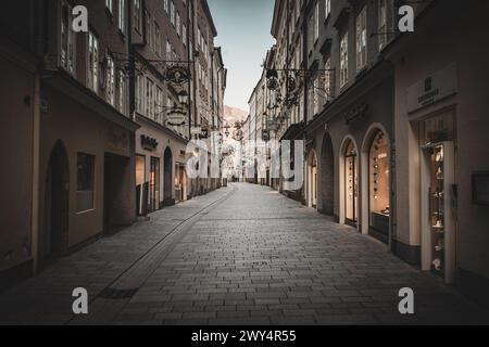 Verlassene Getreidegasse und Salzburger Innenstadt im Zuge è chiuso a der Corona Pandemie 2020 am 25.03.2020. // Getreidegasse e il centro di Salisburgo abbandonati come parte di un blocco nella pandemia di Corona 2020 il 25 marzo 2020. - 20200325 PD15434 credito: APA-defacto Datenbank und ContentManagement GmbH/Alamy Live News Foto Stock